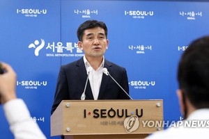 7月15日，在首爾市政府大樓，首爾市發言人黃仁植（音）召開記者會並發言。（圖源：韓聯社）