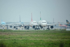 內牌機場跑道旁多架飛機排隊等待起飛。（示意圖源：南陳）