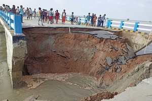 當地時間15日在印度的比哈爾邦，一座剛剛使用了僅一個月的大橋被洪水沖毀。（圖源：互聯網）