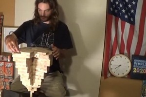 瓦利安蒂精準地堆疊每塊積木。（圖源：互聯網）