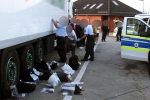 德國聯邦警察查獲一輛載有 31 名偷渡者冷藏車。（圖源：互聯網）