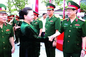 國會主席阮氏金銀（左二）同Viettel集團幹部互相握手致意。（圖源：越通社）