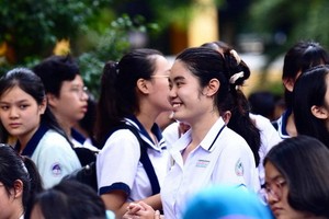 考生自信步出考場。（圖源：自忠）