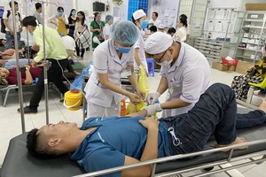 獲送頭頓市黎利醫院接受食物中毒搶救的患者。（圖源：巴地-頭頓報）