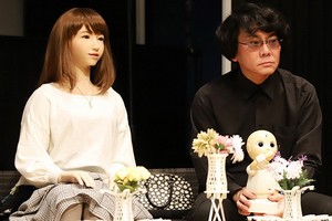 石黑浩和 Erica。