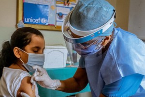 委內瑞拉玻利瓦爾州，一名10歲女童正在兒基會支持的醫療中心內進行免疫接種。（圖源：兒基會）