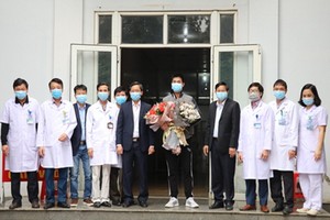 新冠肺炎患者病愈出院前同醫護人員合照。（示意圖源：互聯網）