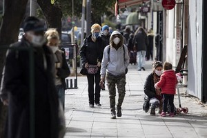 7月17日，人們戴著口罩走在阿根廷布宜諾斯艾利斯街頭。（圖源：新華社）