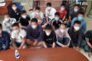 涉嫌“橙衣幫”事件被捕的16名歹徒。（圖源：警方提供）