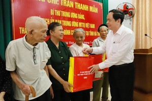 越南祖國陣線中央委員會主席陳清敏向河靖省乾祿縣政策家庭和革命有功者贈送禮物。（圖源：楊光）