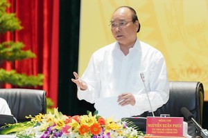 政府總理阮春福在會議上發表講話。（圖源：光孝）