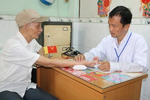 第六郡東醫會副主席林計同醫師為榮軍診病。