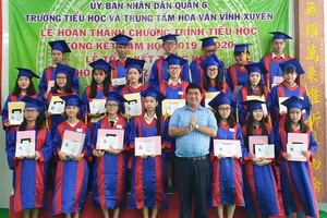 陳金泉董事長向畢業生頒發畢業證書。