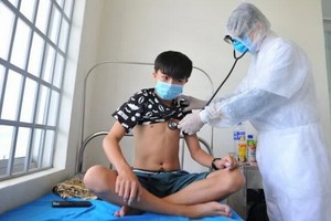 醫生在為一名白喉患者查體。（圖源：在線知識）