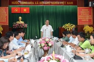 市委書記阮善仁（中）與第一郡領導舉行工作會議。（圖源：越勇）