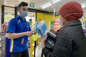 維州州長宣佈將強制戴口罩後，人們蜂擁至藥房大批購買口罩。（圖源：ABC）