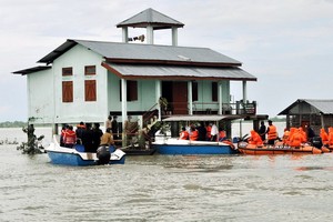印度東北部阿薩姆邦和鄰國尼泊爾已有近400萬人因洪災而流離失所，死亡人數已上升至189人，數十人失蹤。（圖源：互聯網）