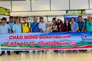 旅遊考察團在機場留影。