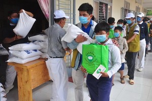 慈善團向清貧學生派發禮物。