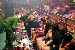 職能力量對Romance卡拉OK酒吧進行突擊檢查時現場。（圖源：B.A）