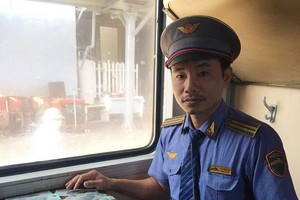 列車長黎文詩對乘客遺留的財物作筆錄並交給編號SE21列車的列車長抵達廣義站後直接歸還失主。（圖源：黃俊）