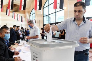 7月19日，選民在敘利亞大馬士革一處投票點投票。（圖源：新華社）