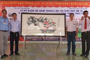 義賣名畫由陳良(左二)投得，阮青飛龍 (右二)報效１億元。