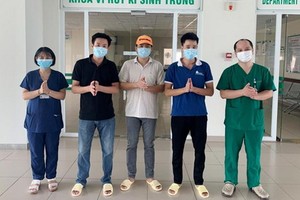 三名新冠肺炎患者病愈出院前同醫護人員合照。（圖源：澄清）