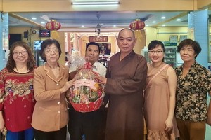 劉金華主席(左二)向釋慧功法師(右三)贈送禮物祝賀。