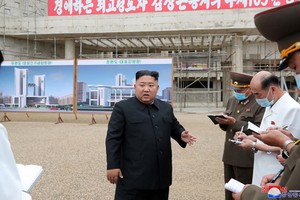 金正恩20日視察平壤綜合醫院建設工地，嚴厲指責施工計畫，並下令更換負責的幹部。 （圖源：朝中社）