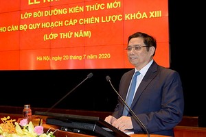 黨中央政治局委員、黨中央書記、中央組織部長范明政在開課儀式上致詞。（圖源：BT）