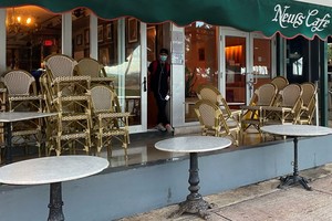 當地時間7月18日，由於新冠肺炎疫情反彈，美國佛羅里達州邁阿密海灘從晚上8時起實行宵禁，道路封閉，飯店停止營業。（圖源：路透社）