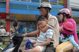 家長在載孩子上街時，應該為其採取安全措施。