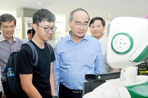 市委書記阮善仁觀看在創意都市區製造的機器人。