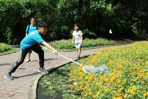 六年級學生阮廷黎科（持網）正扮演在動物園抓蝴蝶的科學家。