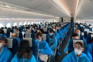 乘搭越航波音787-10夢想客機飛往南京的中國乘客。（圖源：VNA）