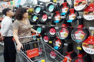 民眾選購日用品。（圖源：Co.opmart）