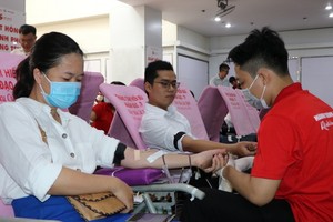 眾多年輕人踴躍參加捐血。