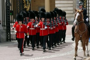 受新冠疫情影響，英國倫敦塔衛兵正面臨500多年來首次裁員危機。（圖源：互聯網）