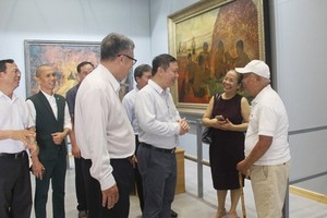 市人委會副主席楊英德（右三）參觀畫廊並與裴文午畫家（右一）交談。（圖源：武深）