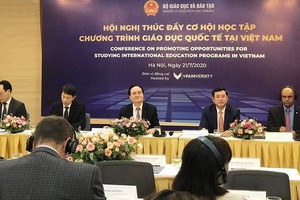 教育與培訓部長馮春迓（中）主持會議。（圖源：VOV）