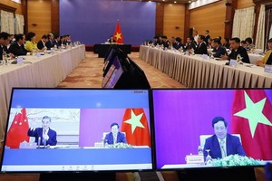 7月21日，政府副總理兼外長范平明與中國國務委員兼外交部長王毅以視頻形式共同主持召開越中雙邊合作指導委員會第12次會議。（圖源：越通社）