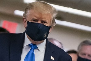 特朗普20日在推特上發佈了一張自己戴口罩的照片。（圖源：AFP）