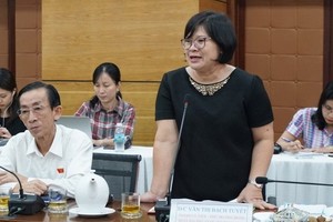 市國會代表團副團長文氏白雪在會議上發言。（圖源：名阮）