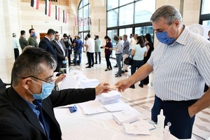 7月19日，選民在敘利亞大馬士革一處投票點參與投票。（圖源：新華社）