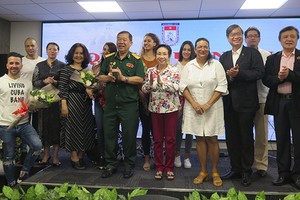 與會代表同唱友誼歌。（圖源：VOH）