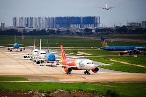 新山一機場跑道旁多架飛機排隊等待起飛。（圖源：互聯網）