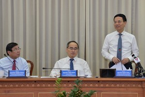 新聞與傳播部長阮孟雄（右）在會議上發言。（圖源：越勇）