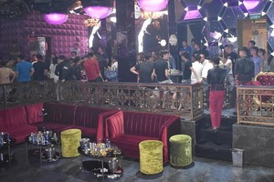 職能力量對Nonstop酒吧進行突擊檢查時現場。（圖源：警方提供）