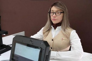 當地時間7月22日，俄羅斯彼爾姆市，由Promobot公司設計的人形機器人在政府部門為公眾提供服務。（圖源：互聯網）